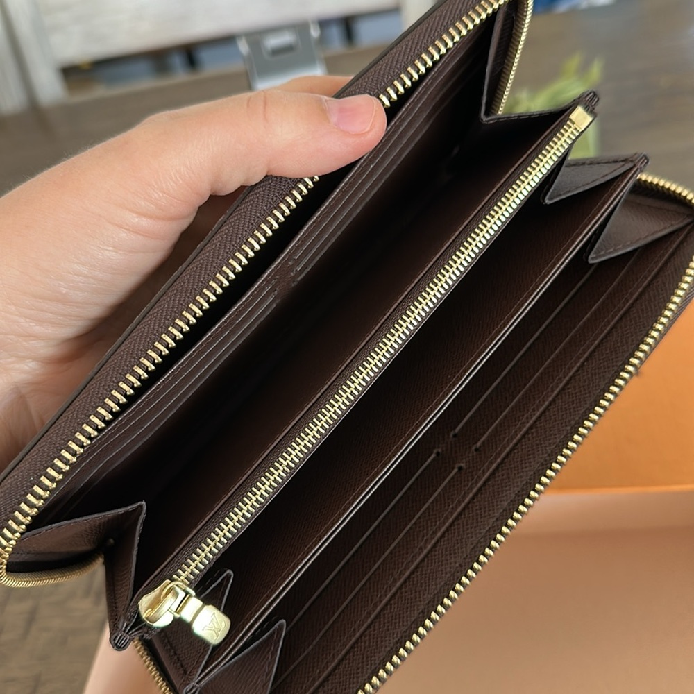 COPY - Louis Vuitton Damier Ebene Zippy Wallet, like new! - Picture 6 of 9
